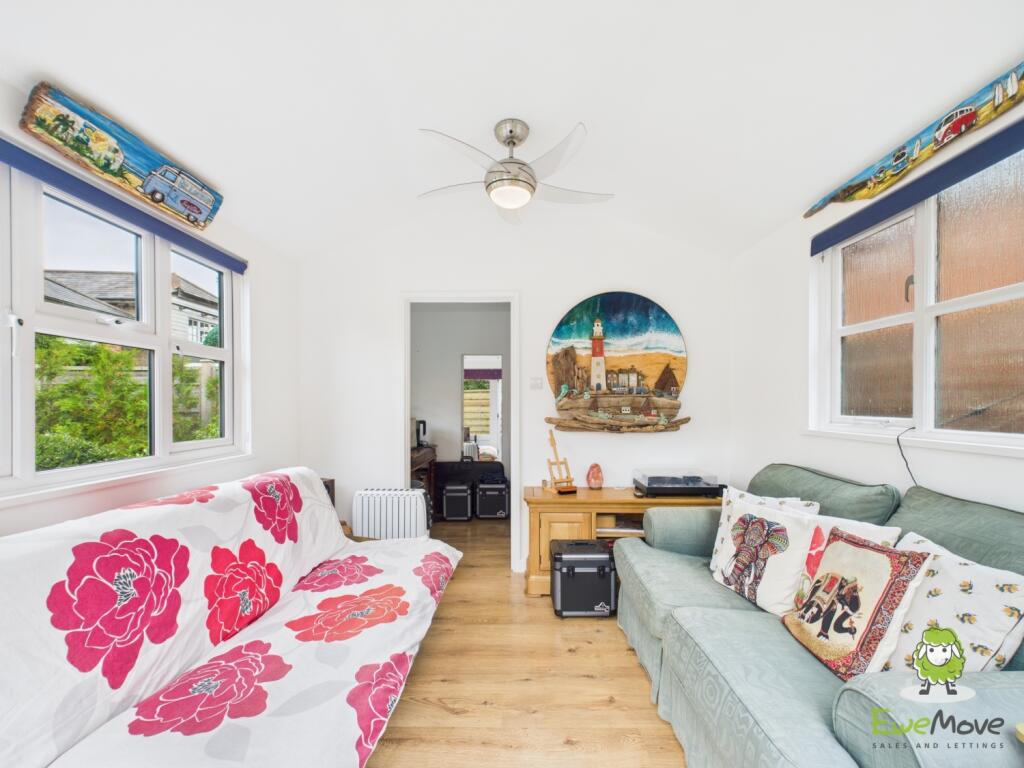 EweMove Estate Agents Basingstoke - Dursley Cottag