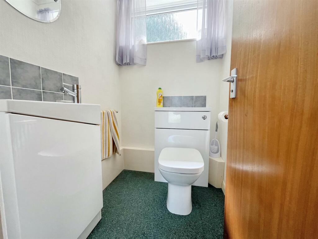 downstairs wc.jpg