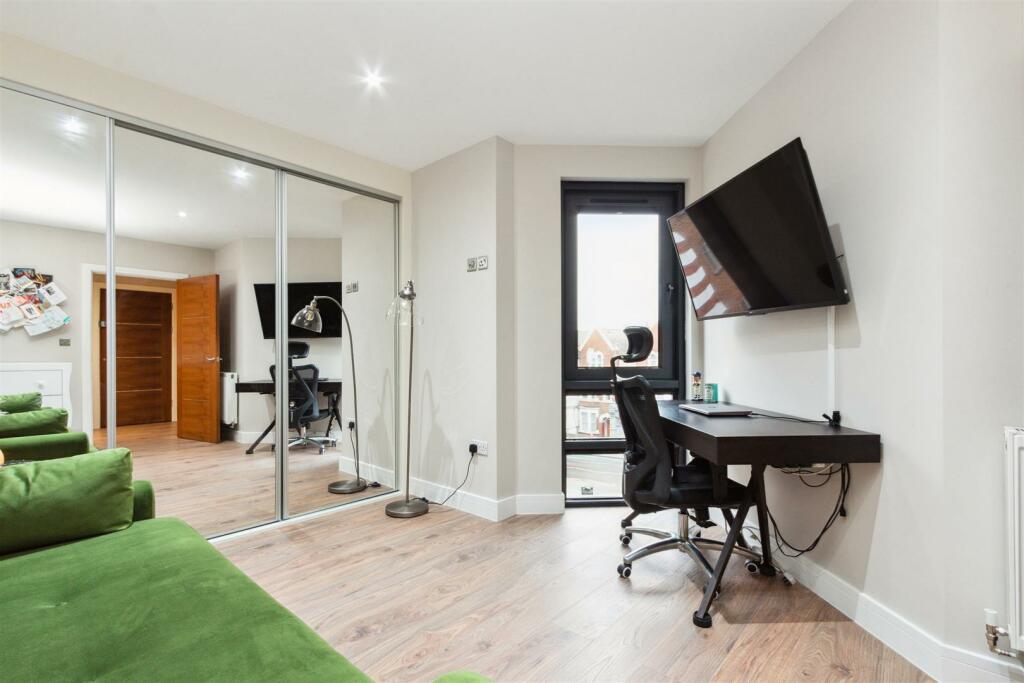 9 Vulcan House bedroom 2b.jpg