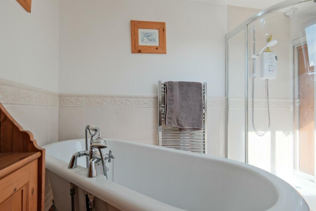 054-3 Station Place, Law ML8 5LR.jpg