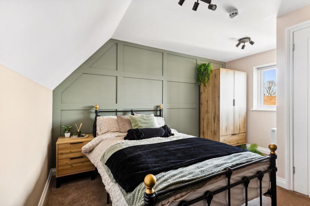 This cozy double bedroom features a stylish des...