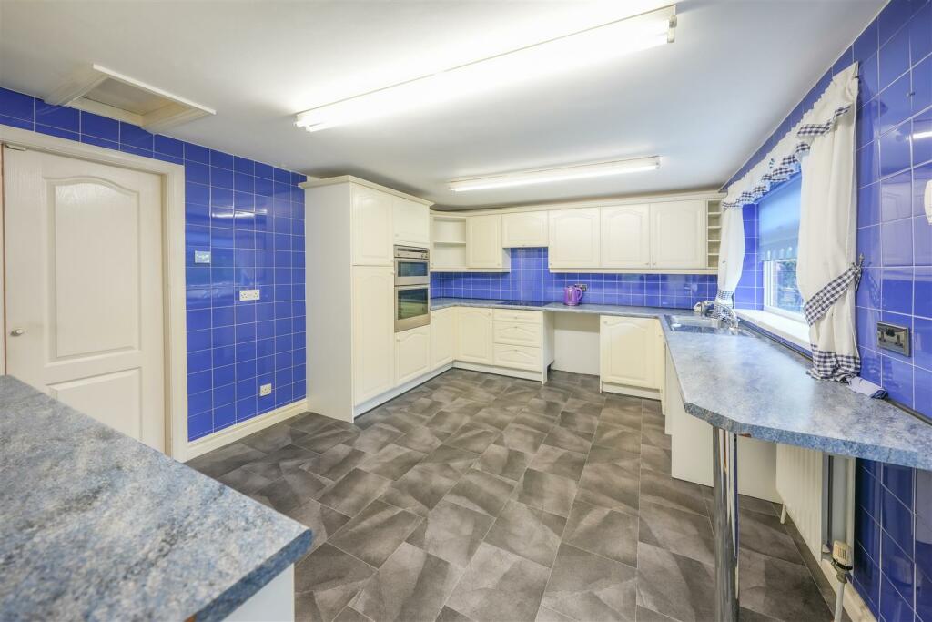 BREAKFASTING KITCHEN