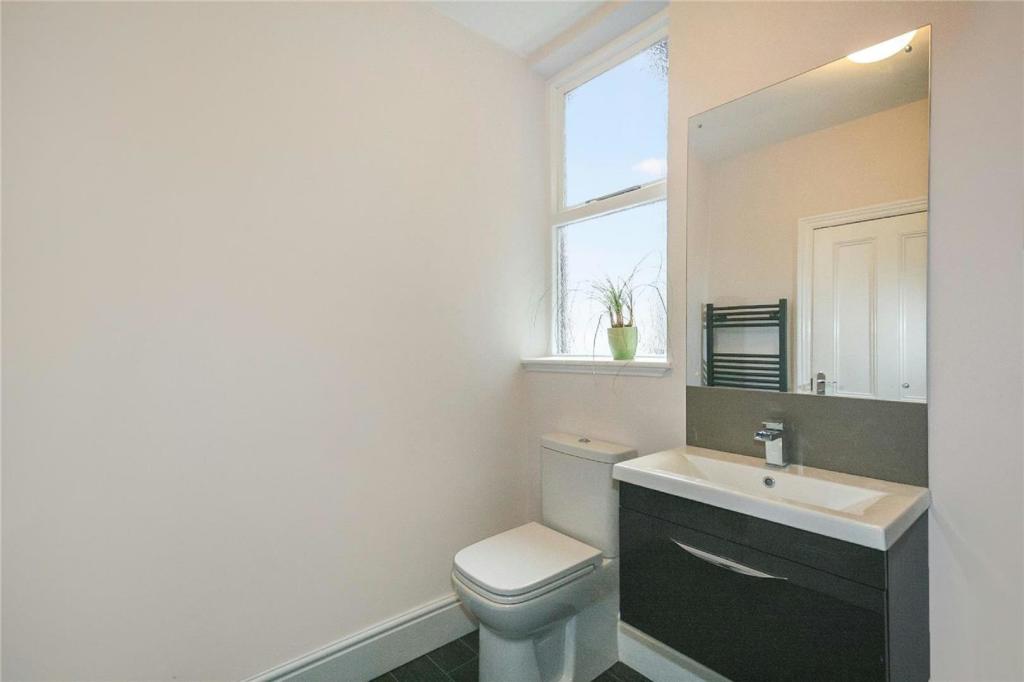 Family Bathroom 2