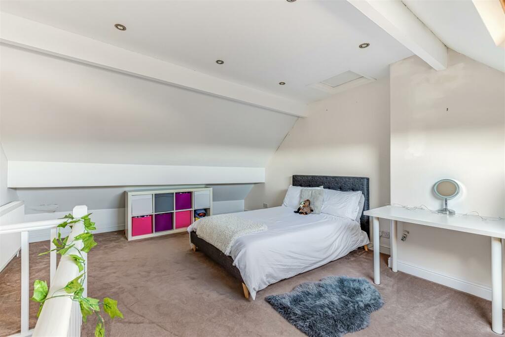 Bed 2.jpg