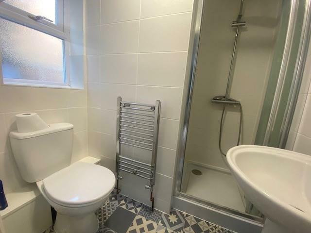 4 Clarendon House ensuite.jpg