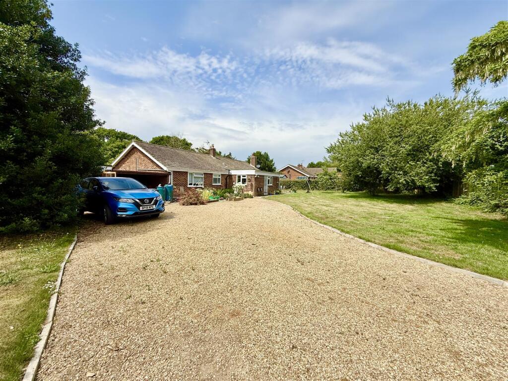 spacious driveway and grounds