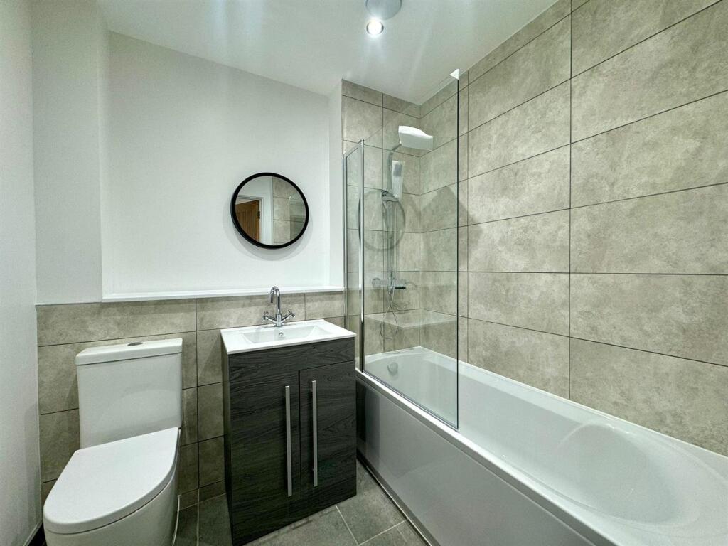 main bathroom.jpeg