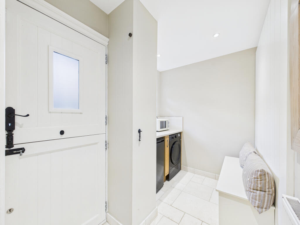 CAM01354G0-PR0600-STILL013