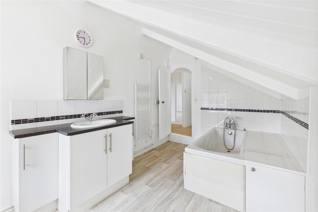 Manuels Farmhouse Upstairs Bathroom