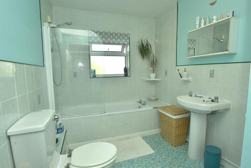 Bathroom (first floor)