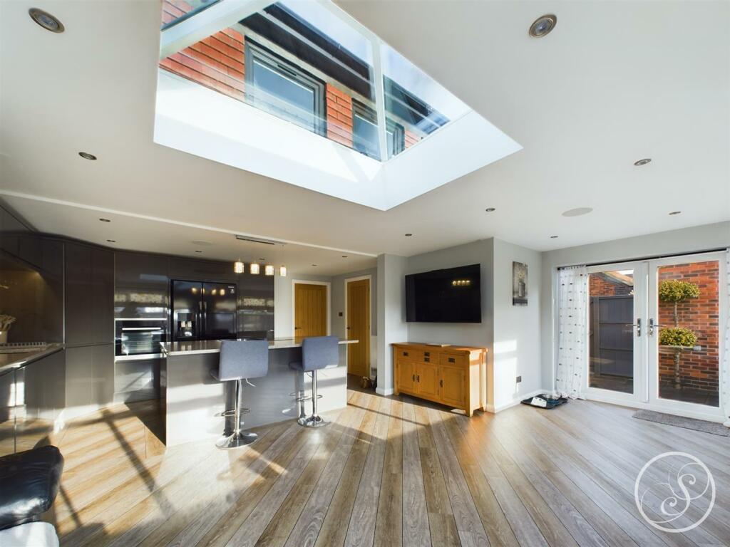 KITCHEN/LIVING AREA