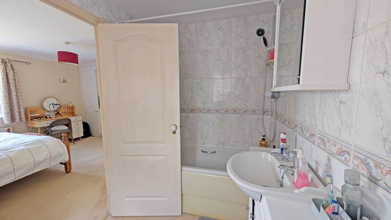 MAIN BEDROOM EN-SUITE