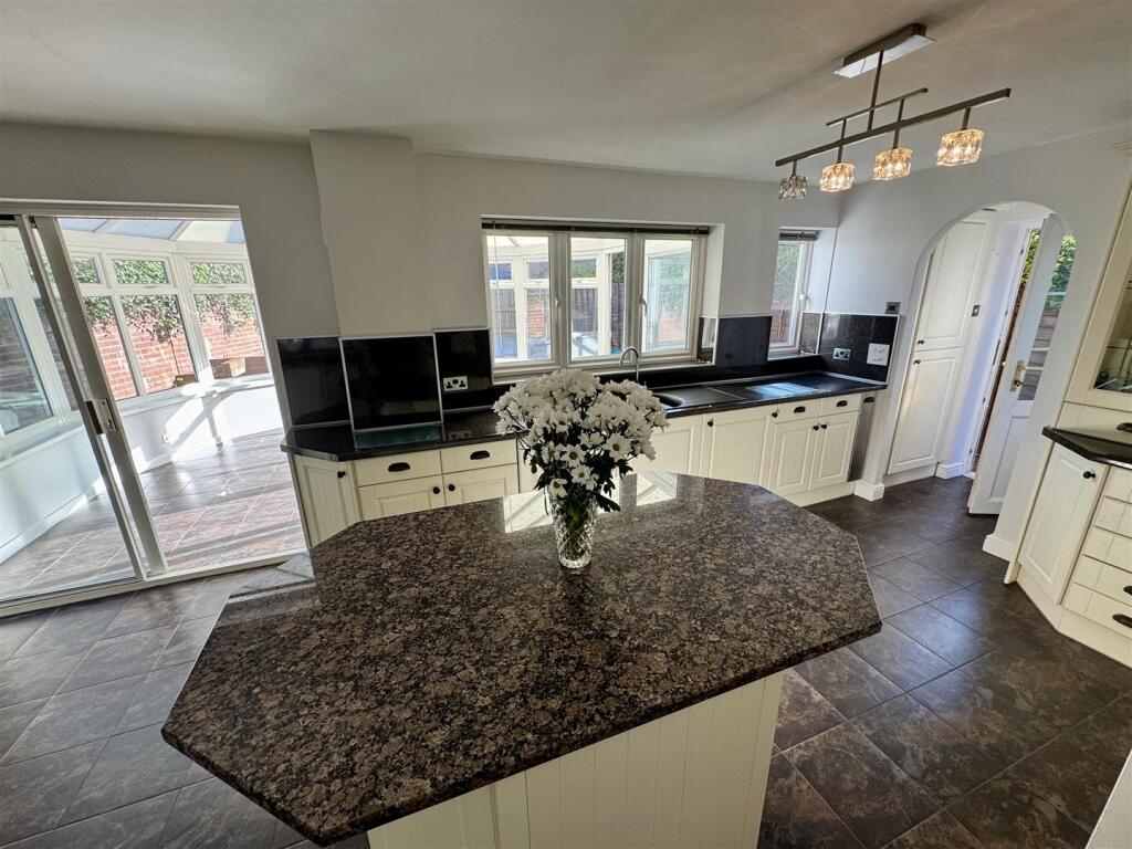 KITCHEN/FAMILY ROOM