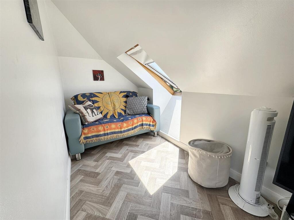 Bedroom 1 (L-Shape)