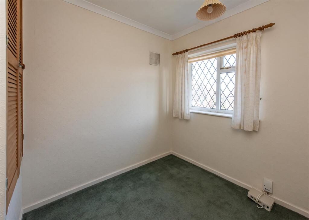 20 Brenton Road-bed3.jpg