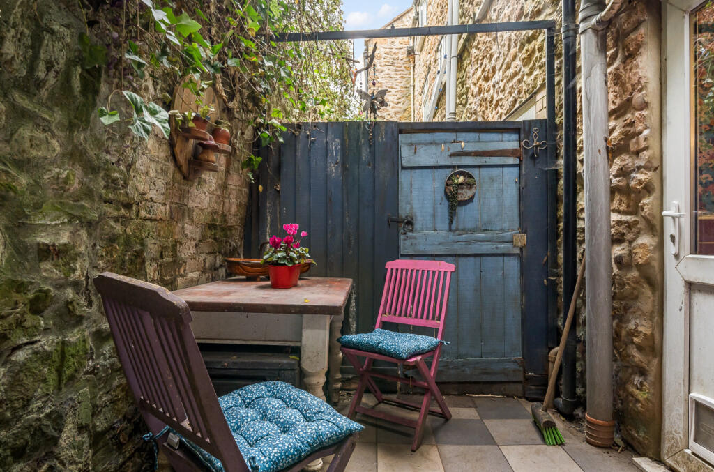 1369854-12-68f287...