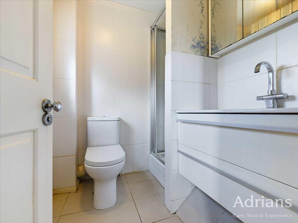 EN-SUITE SHOWER ROOM