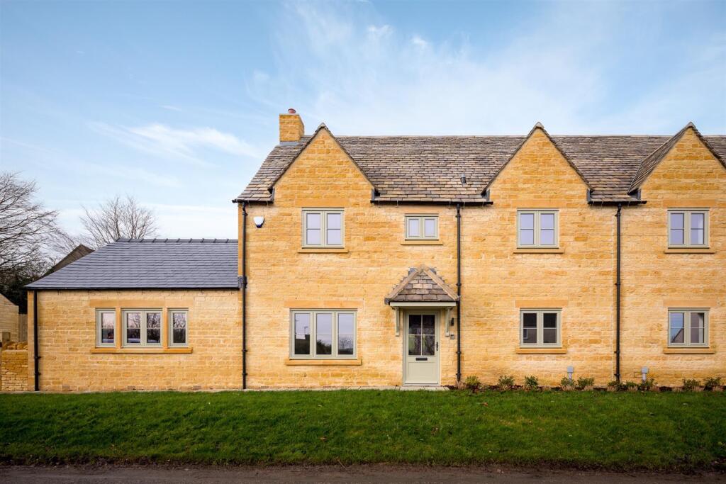 6 - Chaddesworth House - GL54 4NE - Web.jpg