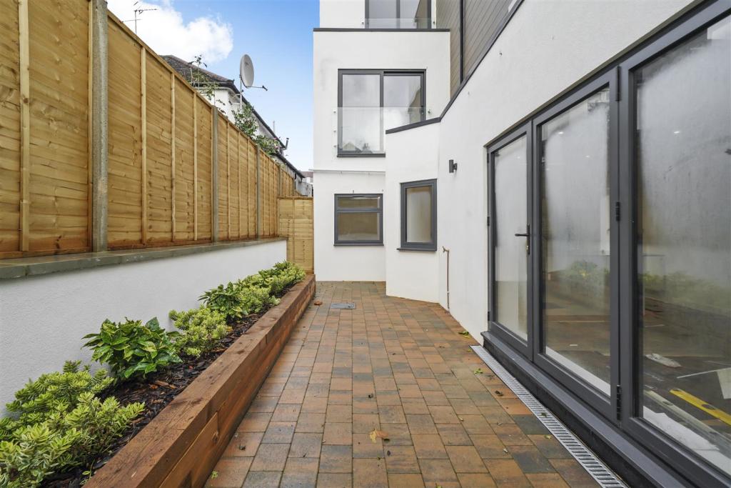 Flat 2 348 Dollis Hill Lane - RWi5FRHAxAV3ngLGycE2