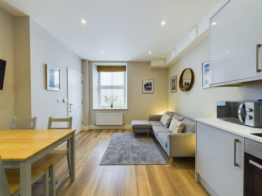 Lounge kitchen 3