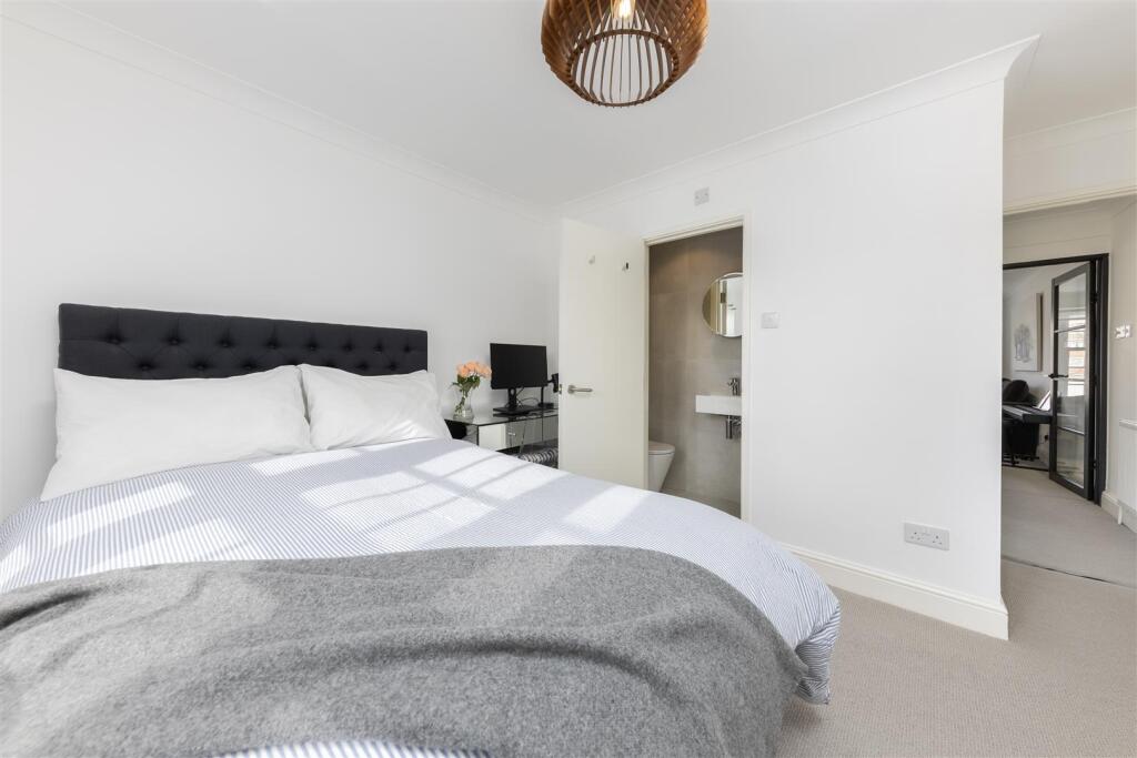 Thaxted Place 8- bed (1).jpg