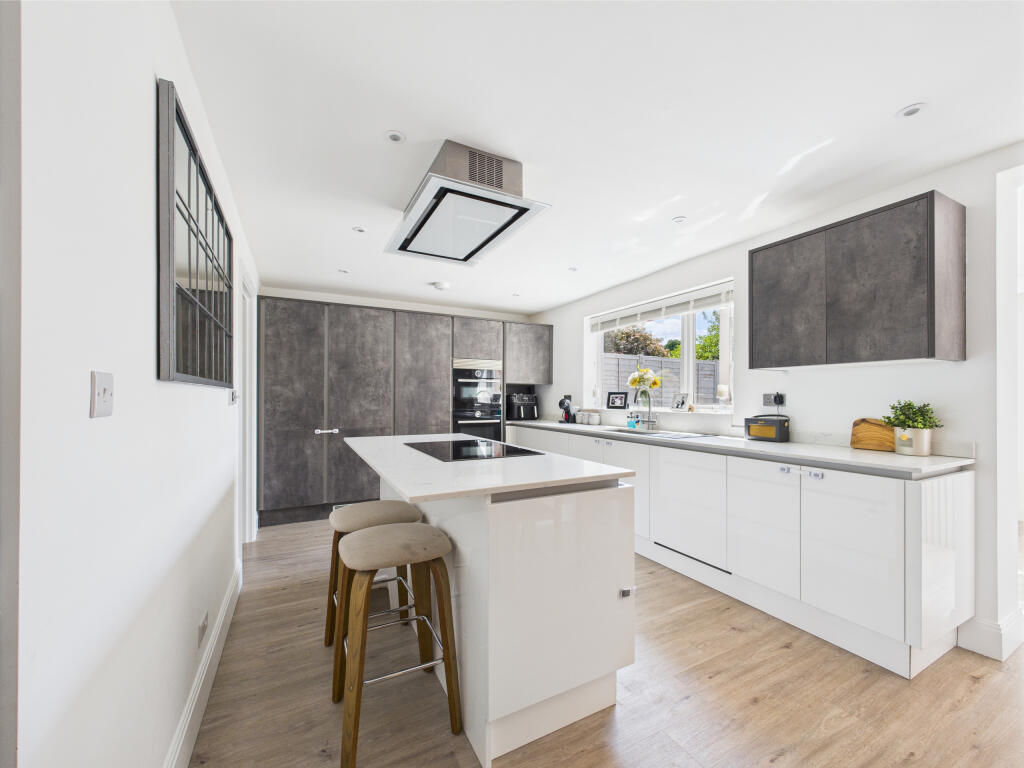 CAM01354G0-PR0519-STILL004