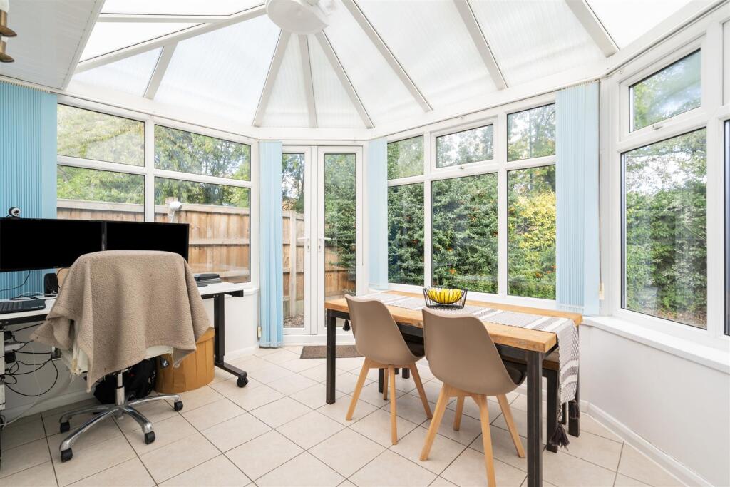 20 Crimscote Close_8.jpg