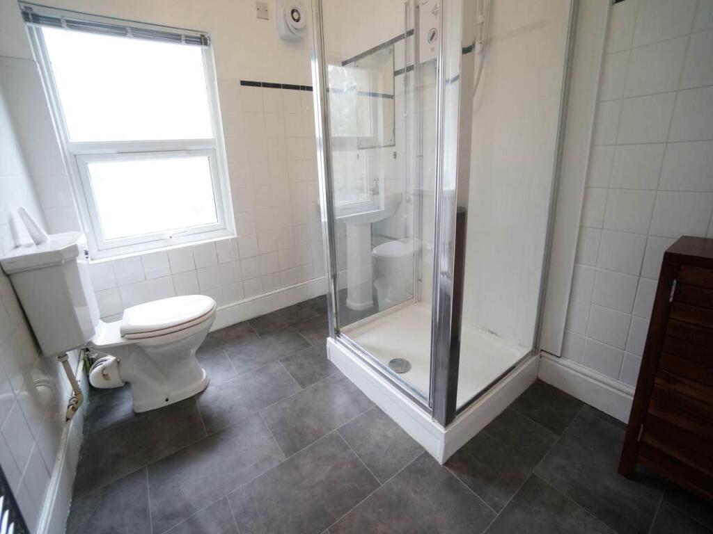 1Penllys_bathroom.JPG