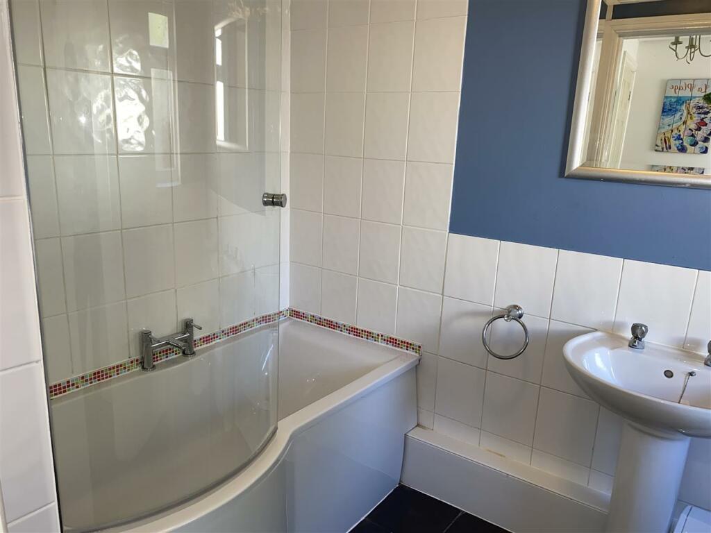 Bathroom (3).JPG