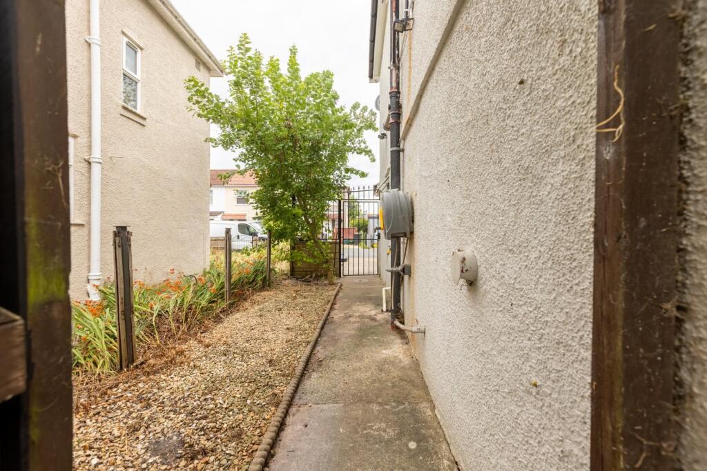 15 Guernsey Avenue, BS4-23.jpg
