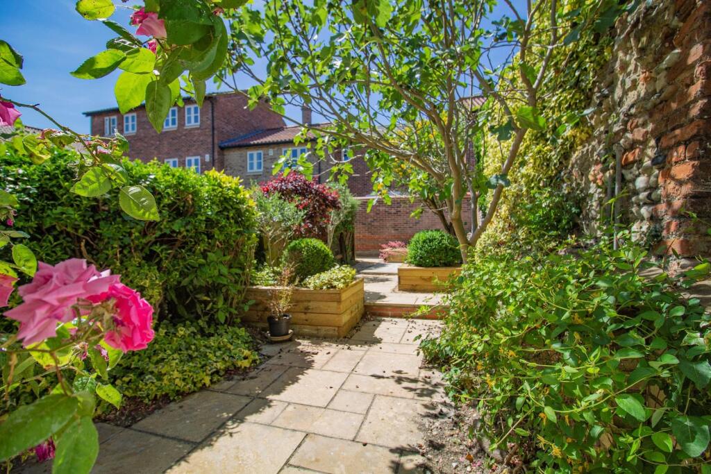 60 Guildhall Street, BSE [Garden] 07.jpg