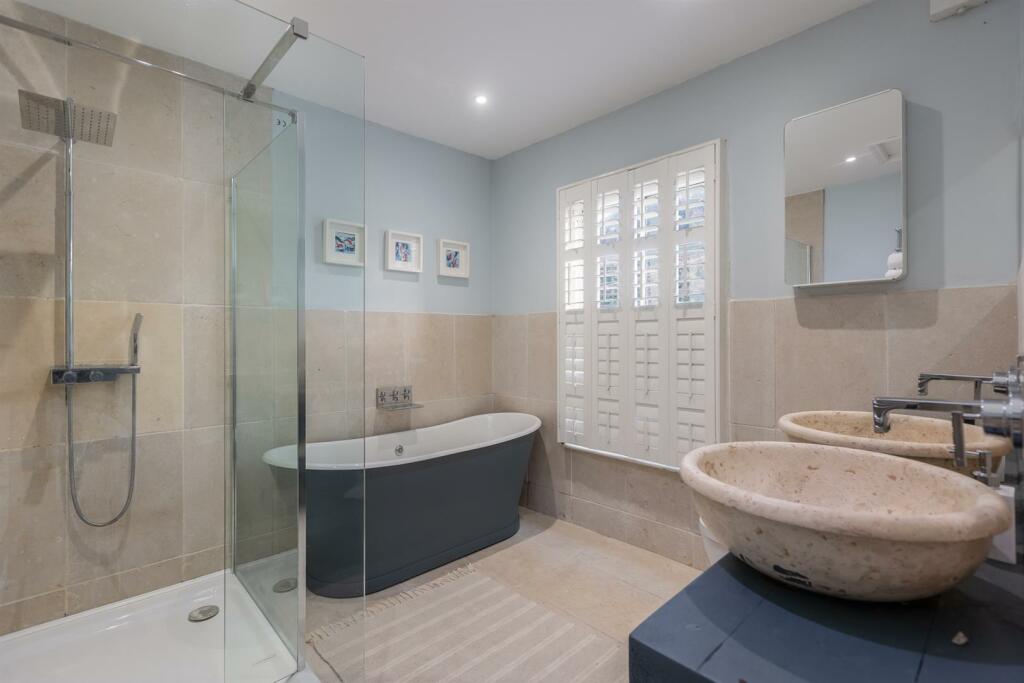 Carlbury House Bedroom 1-3.jpg