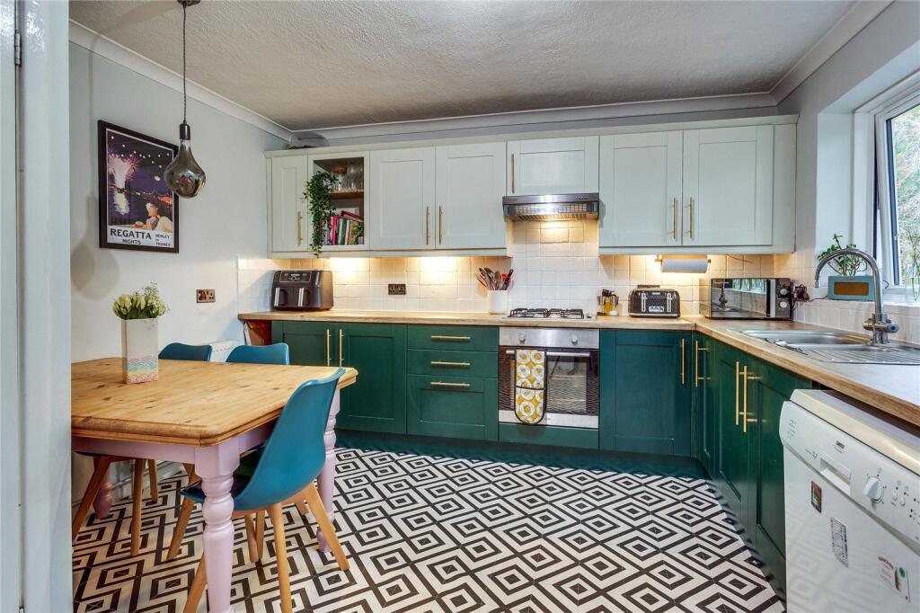Kitchen/B'fast Room