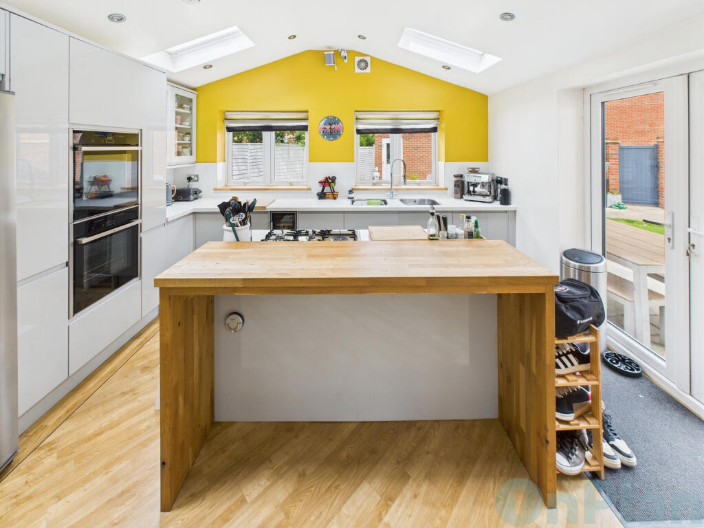 CAM04024G0-PR0029-STILL032