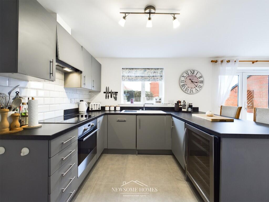 Kitchen/ Dining Room
