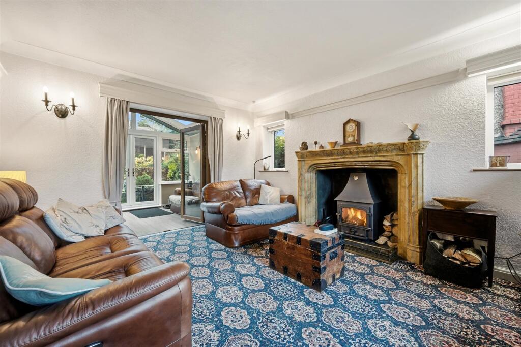 Sitting Room to Conservatory.jpg