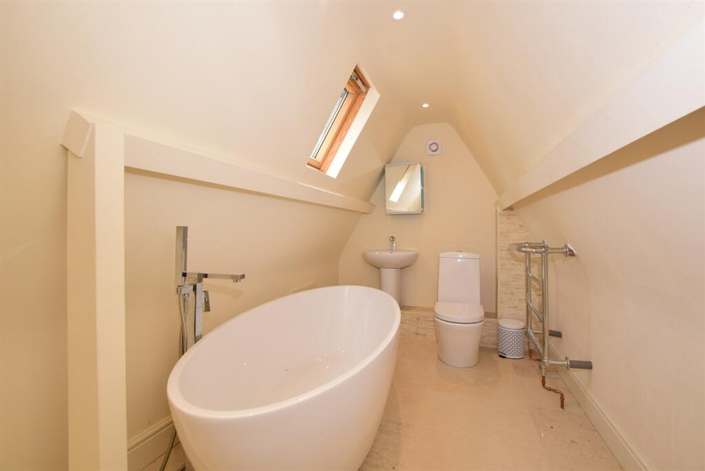 Ensuite Bathroom 2