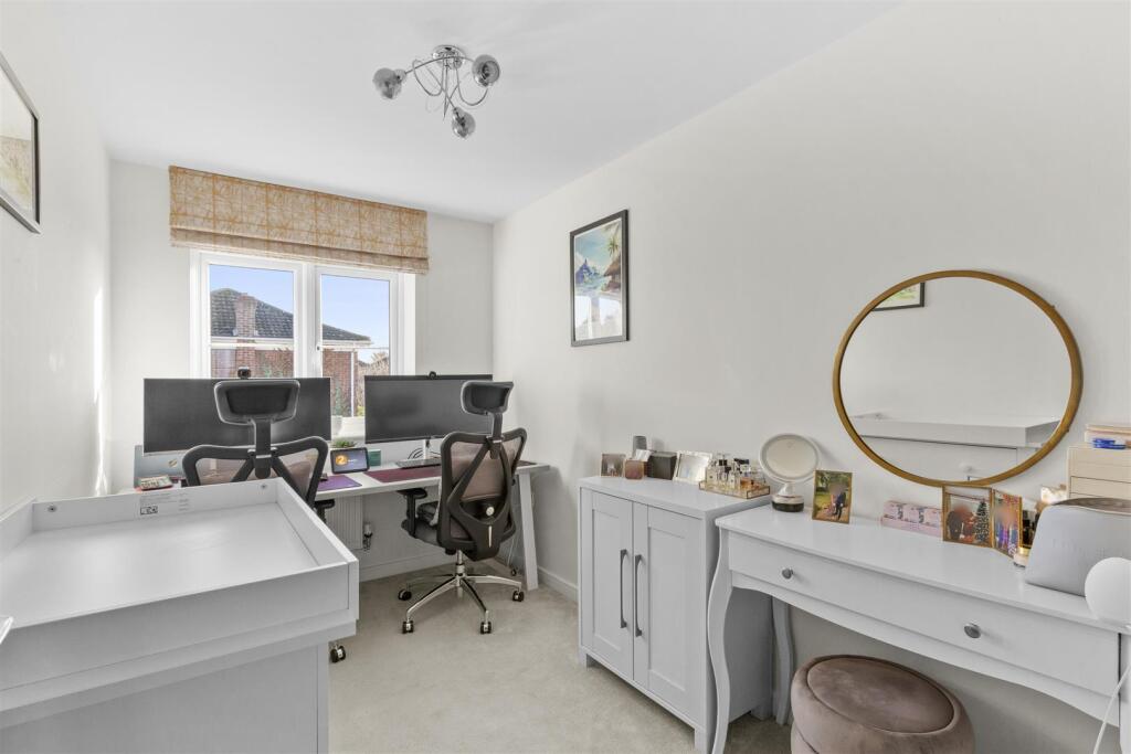 7 Farmers Way, HP27 9EW-14.jpg