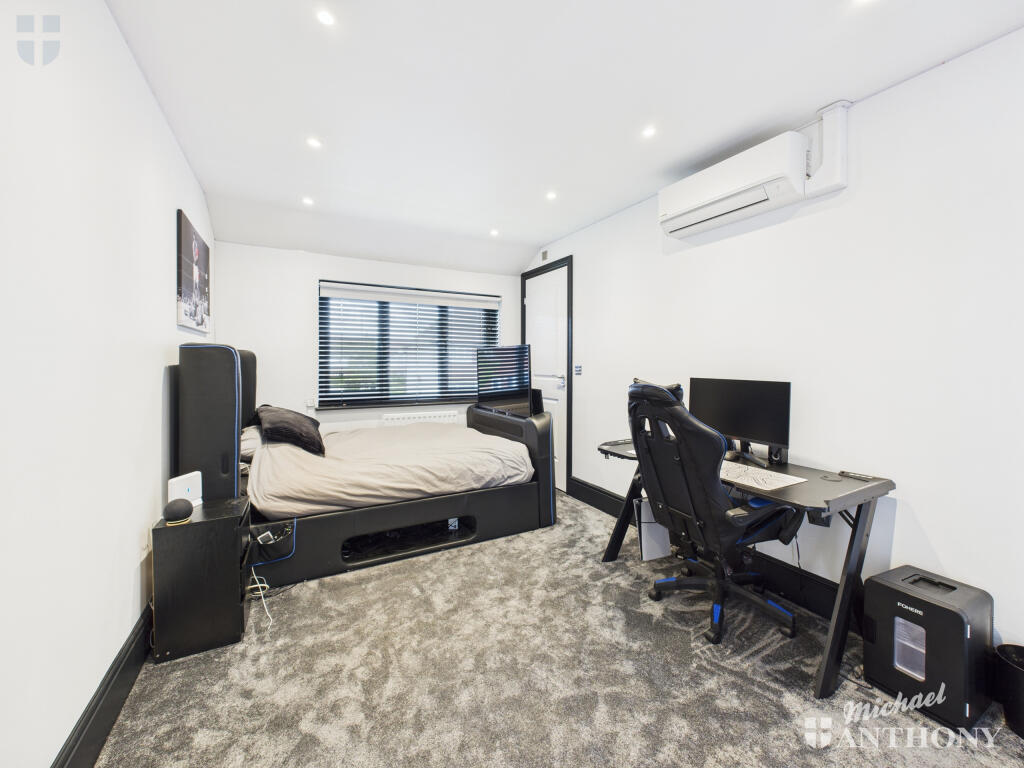 CAM03852G0-PR0410-STILL028