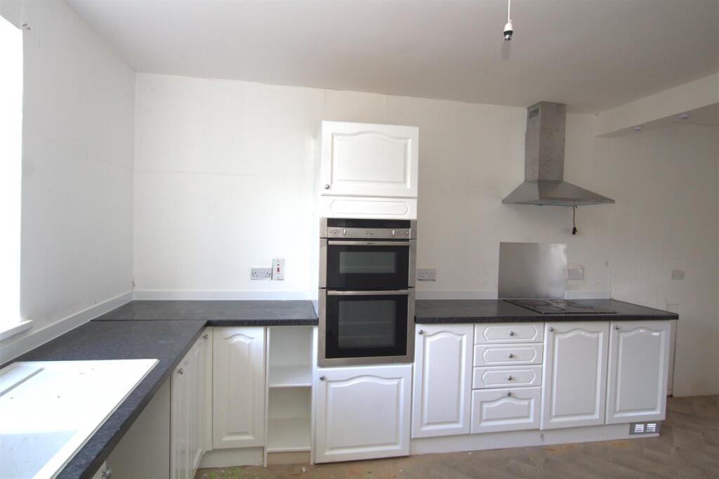 74 Hershall Kitchen 1.jpg