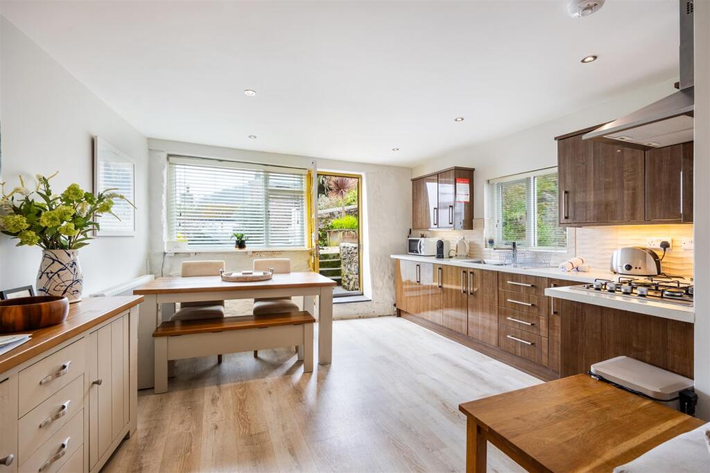 A12 - 11A Smith Street Dartmouth - 240411.jpg