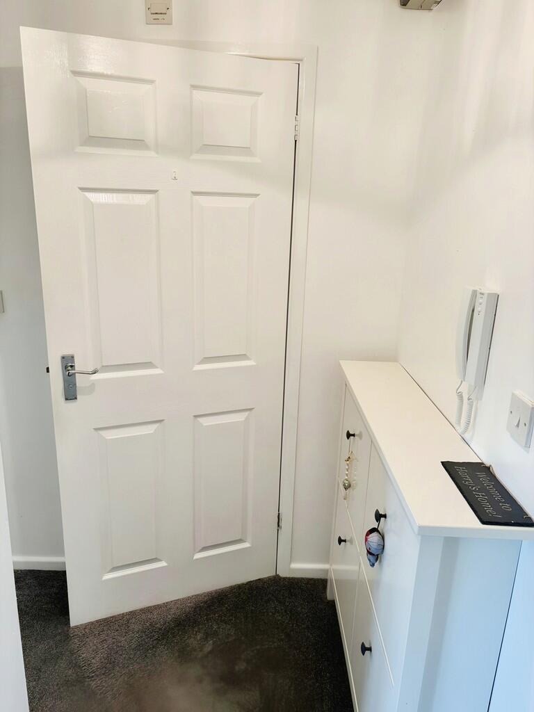 d9870bb3-WhatsApp...