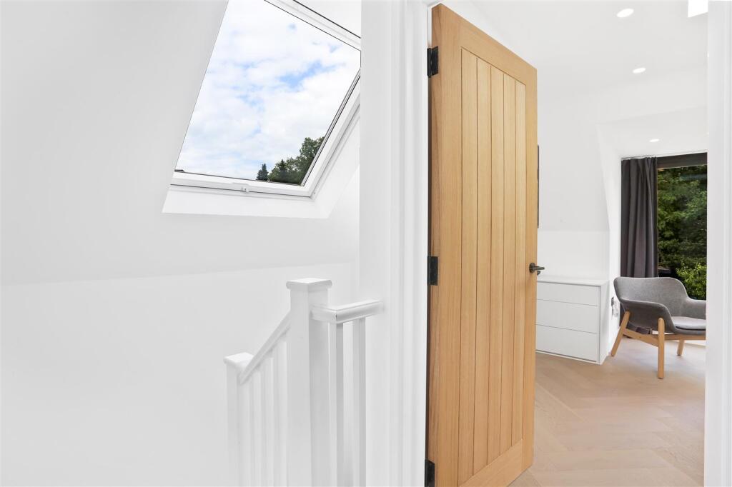 1249733894 - 43 Green Curve, SM7 - 30.jpg