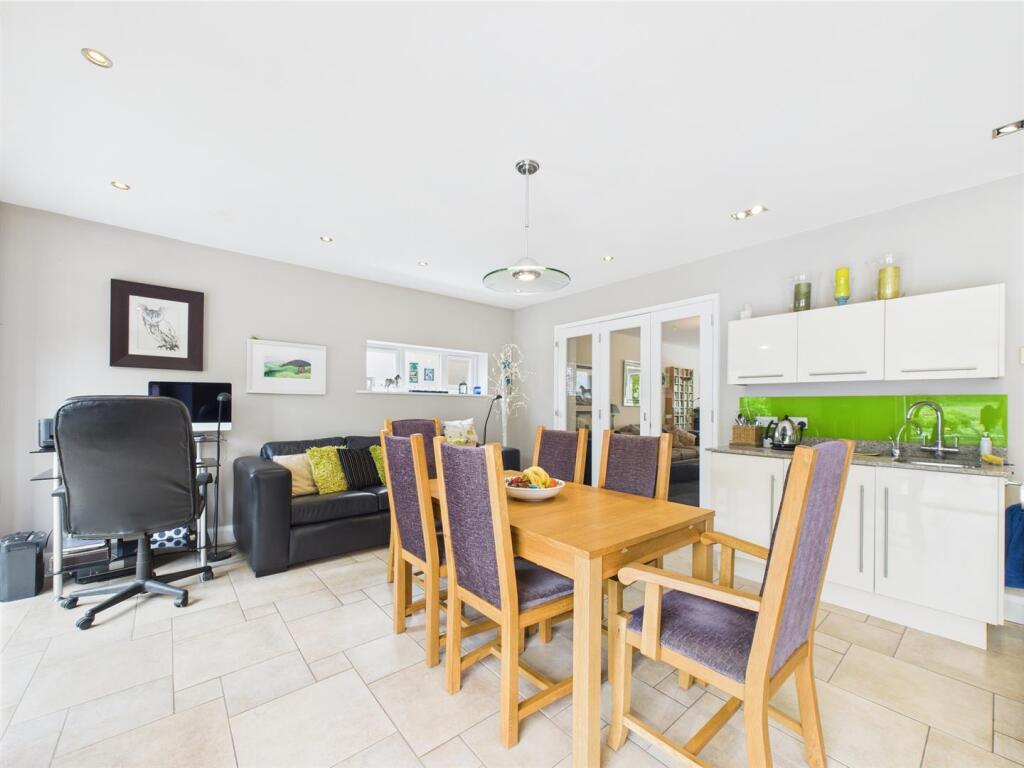 Lounge/Dining/Study Area