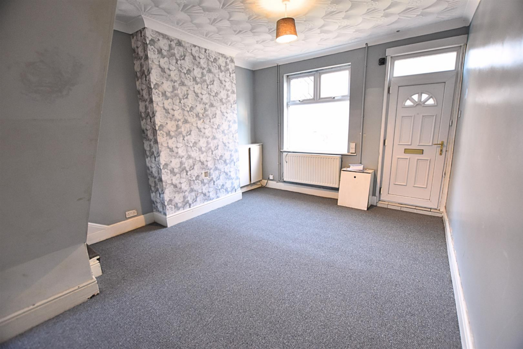 THROUNGH LOUNGE TO DINING AREA