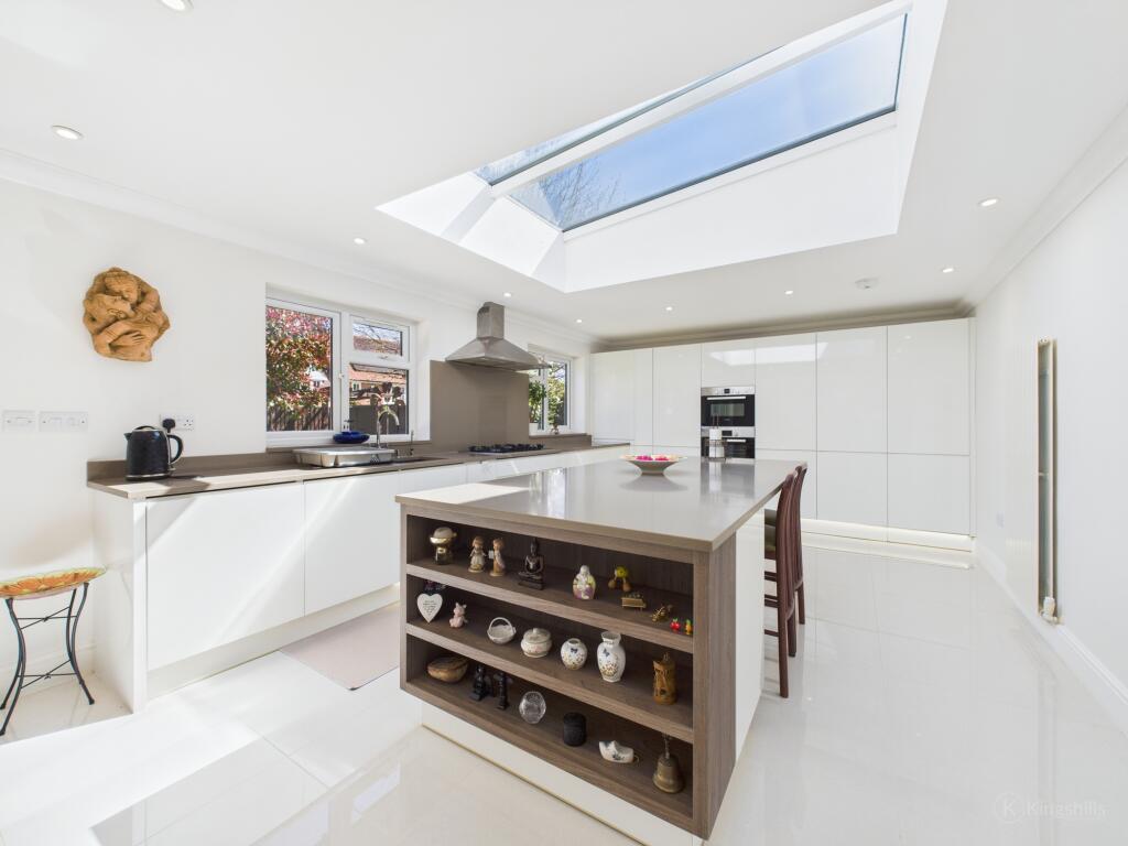 CAM02136G0-PR0375-STILL016