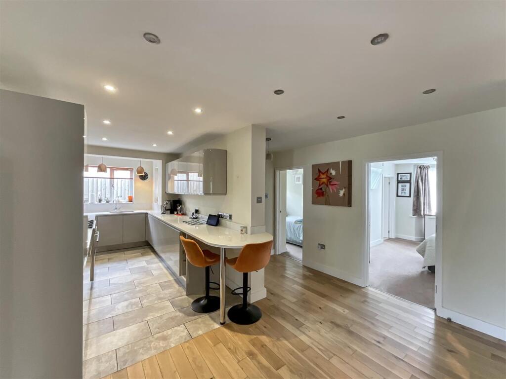 Kitchen/Breakfast Area