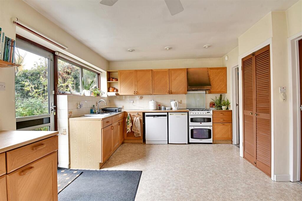 Kitchen 1.jpg