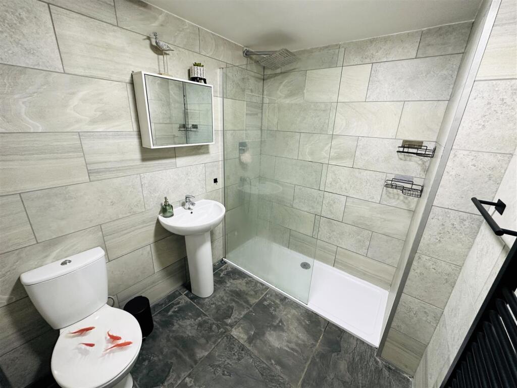 family bathroom .jpg