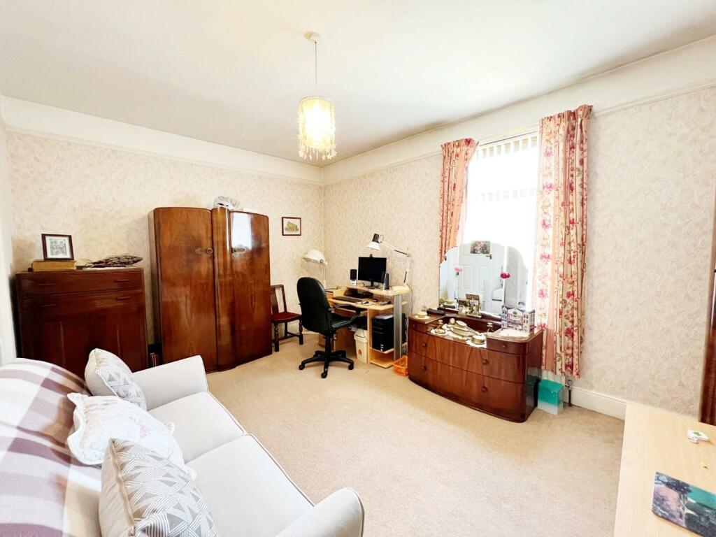Bedroom 1 pic 2.jpg